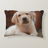 Baby gele Labrador Puppy Dog op Belly Accent Kussen (Achterkant)