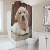 Baby gele Labrador Puppy Dog op Belly Douchegordijn (In situ)