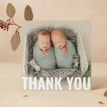Baby Gift Twins Bedankt voor je pasgeboren Baby sh<br><div class="desc">De Twinden van de Gift van de baby Dank u Nieuwgeboren Baby shower Dank u Kaarten kenmerkt uw favoriete foto met de tekst "Dank u"in elegant modern wit manuscript op de voorzijde en een extra foto en uw gepersonaliseerd bericht op het omgekeerde. Personaliseer door de tekst in de verstrekte tekstvakjes...</div>