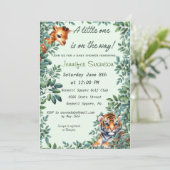 Baby Giraffe en Tiger Baby shower uitnodiging (Staand voorkant)