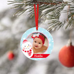 Baby Girl Eerste Kerstmis| Foto Roze Snowman Ornament<br><div class="desc">De eerste kerstvakantieversiering van de baby is voorzien van een aangepaste foto,  naam en geboortejaar van het meisje met een jolly winter sneeuwman en een schattige pinguïn. Het rode,  ijsblauwe,  roze en witte ontwerp is voorzien van een sneeuwvlokgemerkte achtergrond.</div>