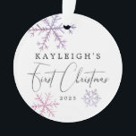 Baby Girl First Kerstroze Snowflakes Foto Ornament<br><div class="desc">Kute kerstversiering voor een pasgeboren baby met roze en paarse sneeuwvlokken van de waterverf. De elegante manuscripttekst op de bovenkant zegt "Eerste Kerstmis van XX." Voeg een afbeelding op de achterkant van de versiering toe.</div>