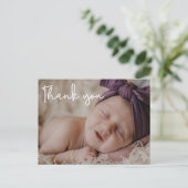 Baby Girl Foto Baby shower Modern Script Aankondigingskaart (Staand voorkant)