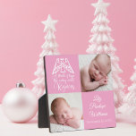 Baby Girl Photo Cute Elegant Pink Angel Religieuze Fotoplaat<br><div class="desc">Mooie roze, gepersonaliseerde kerstfotoplaat voor een nieuw meisje. Pas dit cadeautje voor je geboortevakantie aan met je pasgeboren foto naast de prachtige engel die over de woorden A Thrill of Hope the Weary World Rejoices vliegt. Rejoice en voeg de naam en geboortedatum van uw kind toe in elegante witte typografie....</div>