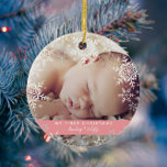 Baby Girl's eerste kerstflakes roze Glas Ornament<br><div class="desc">Dit zoete ontwerp is voorzien van witte en zilveren glittersneeuwvlokken met ruimte voor één foto om de eerste Kerstmis van Baby te herdenken! Het collectie van de coördinatie van producten is te vinden in onze winkel, zazzle.com/store/doodlelulu. Neem contact met ons op als je dit ontwerp op een specifiek product wilt...</div>