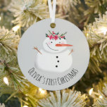 Baby Girls First kerstklep Snowman and Name Metalen Ornament<br><div class="desc">Dit schattige kerstmetalen ornament is voorzien van een unieke en schattige sneeuwman in de stijl van de waterverf met een kerst-massy-land, en van ruimte om het object te personaliseren met de naam van je baby-meisje en een foto toe te voegen. Het perfecte hoopje voor je eerste kerst, of voor een...</div>