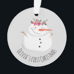 Baby Girls First kerstklep Snowman and Name Ornament<br><div class="desc">Dit schattige ontwerp is voorzien van een unieke en schattige sneeuwman in de stijl van de waterverf met een kerst-massy-land, en ruimte om het object te personaliseren met de naam van je baby-meisje, en een foto toe te voegen. Het perfecte hoopje voor je eerste kerst, of voor een sneeuwliefhebbend kind!...</div>