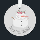 Baby Girls First kerstklep Snowman and Name Ornament<br><div class="desc">Dit schattige ontwerp is voorzien van een unieke en schattige sneeuwman in de stijl van de waterverf met een kerst-massy-land, en ruimte om het object te personaliseren met de naam van je baby-meisje, en een foto toe te voegen. Het perfecte hoopje voor je eerste kerst, of voor een sneeuwliefhebbend kind!...</div>