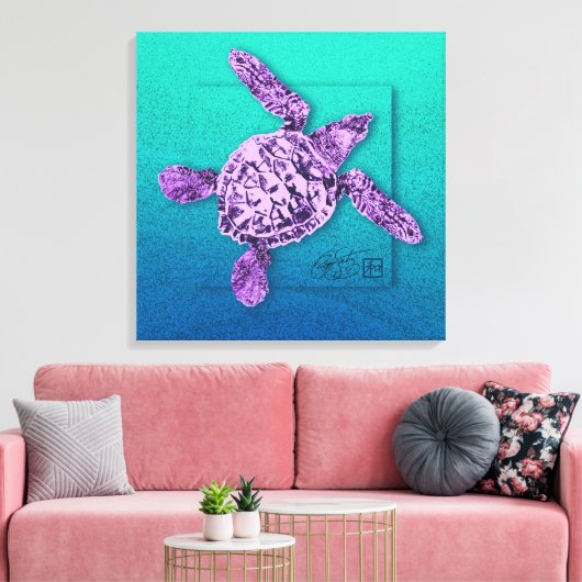 Baby Groene Zee schildpad in Violet Canvas Afdruk (Insitu (Woonkamer))