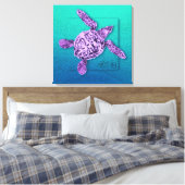 Baby Groene Zee schildpad in Violet Canvas Afdruk (Insitu (Slaapkamer))