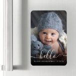 Baby Hallo Photo Magneet<br><div class="desc">Hallo Vier de komst van uw nieuwste familielid met deze flexibele magneet, met het woord "@" in elegant schrijfhandschrift met moerassen aan het begin en het einde. Personaliseer het met de naam en geboortedatum van de baby en vervang het afbeelding met je favoriete baby-foto. Een zwart verloopfilter helpt de tekst...</div>