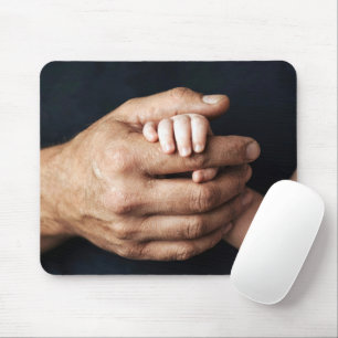 Baby Hand die Hand van Papa vasthoudt Muismat