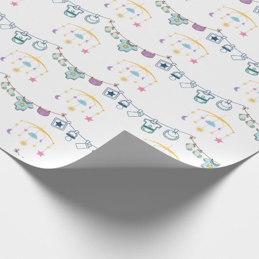 Baby hangend speelgoed en baby pyjama inpakpapier (Hoek)