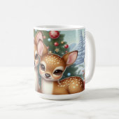 Baby herten te midden van feestelijke kerstboom koffiemok (Voorkant rechts)