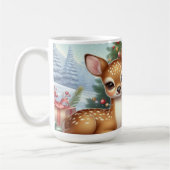 Baby herten te midden van feestelijke kerstboom koffiemok (Links)