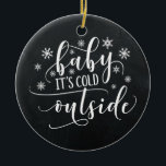 Baby Het is buiten koud | Chalkboard Ornament<br><div class="desc">Faux Chalkboardverf met de uitdrukking "het is koud buiten"op de voorzijde met een populaire typografische doopvont in zwarte en witte kleuren.</div>