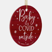 Baby Het is Covid Buiten Funny Kerstrood Wood Keramisch Ornament (Rechts)