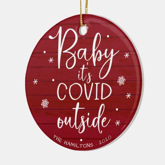 Baby Het is Covid Buiten Funny Kerstrood Wood Keramisch Ornament (Links)