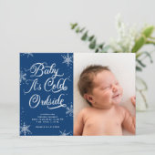 Baby Het is de 'Cold Outside Holiday Birth Announc Feestdagenkaart (Staand voorkant)
