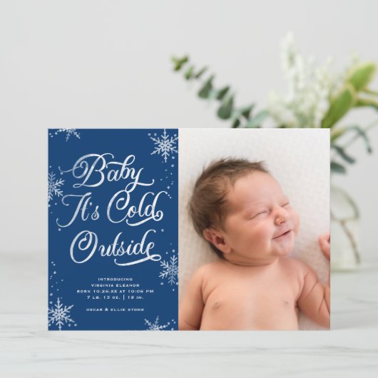 Baby Het is de 'Cold Outside Holiday Birth Announc Feestdagenkaart (Staand voorkant)