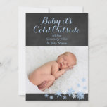 Baby Het is een koude buitenfeestelijke fotokaart  Feestdagenkaart<br><div class="desc">Lichtblauwe sneeuwvlokken maken babyfoto's op een bord achtergrond,  op deze vakantiekaart.</div>