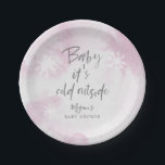 Baby Het is een koude buitenkant Roze Waterverf Sh Papieren Bordje<br><div class="desc">Elegant baby showers papieren bord met waterverf textuur in roze die zegt "baby het is koud buiten" met witte gloeiende sneeuwvlokken. Perfect voor een meisjesdouche in de winter.</div>