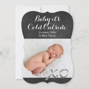Baby Het is een koude buitenschoolse fotokaart Feestdagenkaart