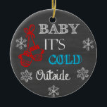 Baby Het is koud buiten Chalkboard Ornament<br><div class="desc">Baby Het is koud buiten Chalkboard Ornament. Hang aan de kerstboom of geef als cadeau. Afbeeldingen die op dit item worden gebruikt,  zijn officieel gelicentieerd / © Graphics Factory.com</div>