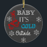 Baby Het is koud buiten Chalkboard Ornament<br><div class="desc">Baby Het is koud buiten Chalkboard Ornament. Hang aan de kerstboom of geef als cadeau. Afbeeldingen die op dit item worden gebruikt,  zijn officieel gelicentieerd / © Graphics Factory.com</div>