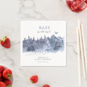 Baby Het is koud buiten het winterse sneeuwbos Servet (Insitu)