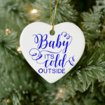Baby Het is koud buiten - keramisch Ornament<br><div class="desc">Grootte: houd uw favoriete afbeelding, design of inspiratiewoorden dicht bij uw hart met dit prachtige, op maat gemaakte, sterling zilveren geplatineerde ketting. Kies uit een aantal opties zoals grootte, stijl en kleur voor het perfecte accessoire of een sterk voelbaar cadeau. Het ketting komt in een speciale zwarte viltzak terecht die...</div>