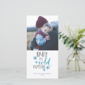 Baby Het is koud buiten Kerstmis Feestdagenkaart (Staand voorkant)