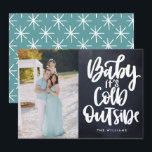 Baby Het is koud buiten krijtbord Foto feestdagen Kaart<br><div class="desc">Verstuur de feestelijke groeten van dit jaar met stijl. Uw speciale foto ziet er geweldig uit in deze unieke en moderne vakantiefotokaarten met een geborstelde hand geschreven "Baby It's Cold Outside" witte overlay over een krijtbordachtergrond. De omgekeerde kaart is volledig bewerkbaar voor uw fotokleurenschema. Gebruik de sjabloon om uw gegevens...</div>
