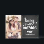 Baby Het is koud buiten krijtbord kerstfoto Feestdagenkaart<br><div class="desc">Baby,  het is koud buiten | Stuur uw vakantiewensen naar vrienden en familie met deze aanpasbare kerstkaart. Deze vakantiepas is voorzien van moderne kalligrafie. Personaliseer door uw gegevens toe te voegen. Deze foto kerstkaart is verkrijgbaar in andere kleuren en cardstock. Overeenkomende objecten zijn beschikbaar.</div>