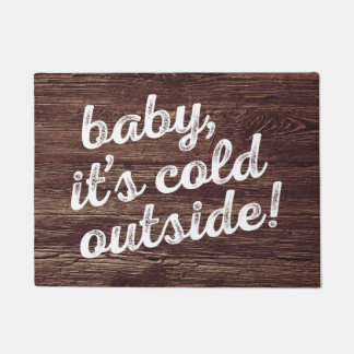 baby, het is koud buiten. over de achtergrond van  deurmat