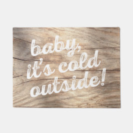 baby, het is koud buiten. over de achtergrond van  deurmat