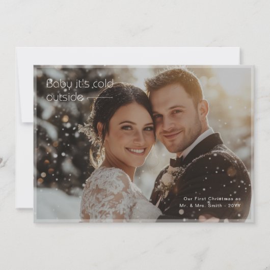 Baby Het is koud buiten Pas getrouwd eerste kerstd Feestdagenkaart (Voorkant)