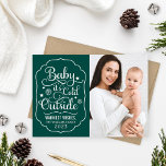 Baby Het is koud buiten Rustic Green Photo Feestdagenkaart<br><div class="desc">"Baby het is Koude Buiten"de sjabloon van het het ontwerp van Kerstmis wenskaart kenmerkt een witte manuscriptdoopvont met sneeuwvlok en steraccenten in een decoratief lijst met douane "Warmste Vernissen"tekst die kan worden gepersonaliseerd. Emerald green background met subtiele, roest getextureerde uiterlijk. Design is perfect voor gezinnen die de eerste Kerstmis van...</div>
