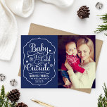 Baby Het is koud buiten Rustic Navy Blue Photo Feestdagenkaart<br><div class="desc">"Baby het is Koude Buiten"de sjabloon van het het ontwerp van Kerstmis wenskaart kenmerkt een witte manuscriptdoopvont met sneeuwvlok en steraccenten in een decoratief lijst met douane "Warmste Vernissen"tekst die kan worden gepersonaliseerd. Navy blauwe achtergrond met subtiele, rooskleurige textuur. Design is perfect voor gezinnen die de eerste Kerstmis van hun...</div>