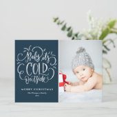 Baby Het is koude buitenblauwe kerstfoto Feestdagenkaart (Staand voorkant)
