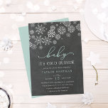 Baby Het is koude buitenkant Chalkboard Shower Inv Kaart<br><div class="desc">Brr! Kikkerviskuitnodigingen voor winterse baby showers hebben een bovengrens van witte sneeuwvlokken tegen een achtergrond van een krijtbord,  met "het is koud buiten" in groen-witte munt. Pas met uw geslachtsneutrale baby shower details onder aan gebruikend de gebieden van de sjabloon. Kaarten keren terug naar massief geijkt water.</div>