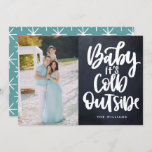 Baby Het is koude feestdagen buiten Chalkboard Fot Kaart<br><div class="desc">Verstuur de vakantiegroeten van dit jaar met stijl. Uw speciale foto ziet er geweldig uit in deze unieke en moderne vakantiefoto-kaarten met een geborsteld handschrift "Baby Het is koud buiten" witte bedekking op een achtergrond van het bord. De omgekeerde kaart is volledig editable om u de kleurenregeling van de fotokleur...</div>