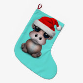 Baby Hippo die een Santa Hat draagt Grote Kerstsok (Voorkant (Hangend))