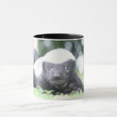 Baby Honingdas op groene grasfoto Mok (Midden)