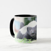 Baby Honingdas op groene grasfoto Mok (Voorkant links)