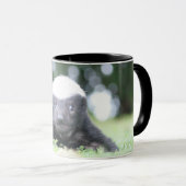 Baby Honingdas op groene grasfoto Mok (Voorkant rechts)