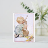 Baby Hugging Easter Bunny Feestdagenkaart (Staand voorkant)
