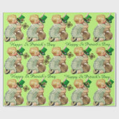 BABY HUGGING RABBIT IRISH ST. PATRICK'S DAY PARTY CADEAUPAPIER (Vlak)