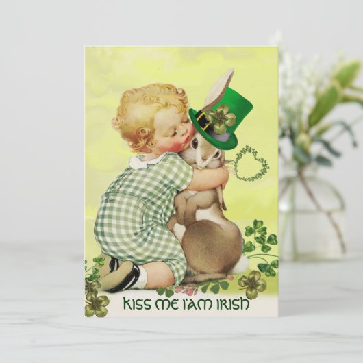 BABY HUGGING RABBIT IRISH ST. PATRICK'S DAY PARTY KAART (Staand voorkant)