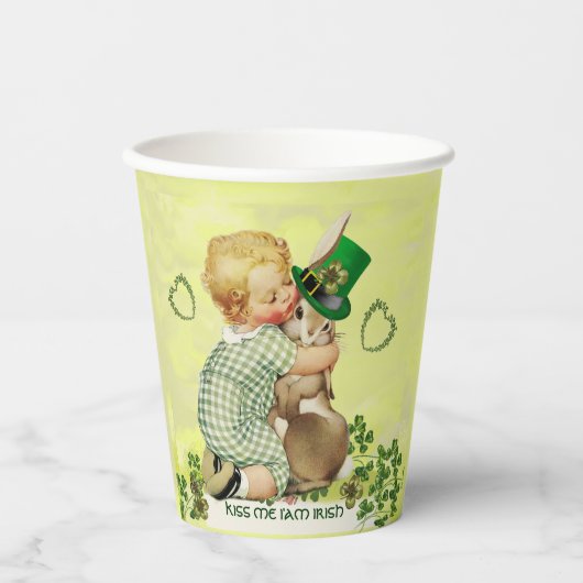 BABY HUGGING RABBIT IRISH ST. PATRICK'S DAY PARTY PAPIEREN BEKERS (Voorkant)